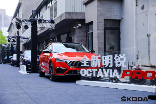 15萬(wàn)左右的緊湊型車 14代日產(chǎn)軒逸 VS斯柯達(dá)明銳pro，結(jié)果如何？
