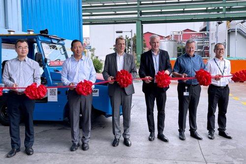 馭勢(shì)科技無人駕駛物流車率先駛?cè)氚退狗蚱謻|基地