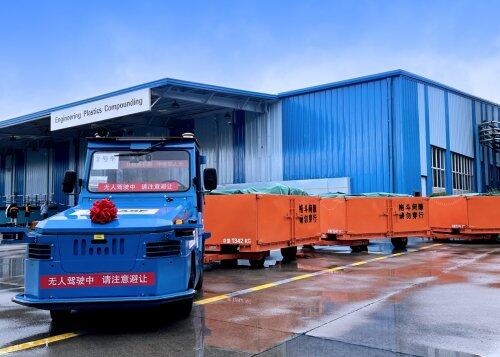 馭勢(shì)科技無人駕駛物流車率先駛?cè)氚退狗蚱謻|基地