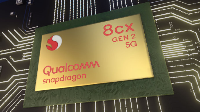 手機(jī)：“我有5G、AI、影像……”電腦：“我也可以有?！?/></p><p>那驍龍計(jì)算平臺是如何賦能PC的呢?</p><p>首先是高能效、低功耗，以及隨之而來的長續(xù)航特性。驍龍移動(dòng)平臺的低功耗特性允許PC在閑置時(shí)保持睡眠狀態(tài)，并在需要使用時(shí)快速喚醒，讓PC和手機(jī)一樣“開屏即用”而不用擔(dān)心續(xù)航問題，支持驍龍本帶來長達(dá)十幾小時(shí)的連續(xù)使用續(xù)航，大大緩解出門在外或移動(dòng)辦公時(shí)的“電量恐慌”。</p><p>當(dāng)然換個(gè)角度，這也有助于廠商打造更加輕薄、便攜的PC產(chǎn)品。驍龍本可以在不妥協(xié)續(xù)航的情況下使用更小的內(nèi)置電池，讓整機(jī)更輕薄。而且低功耗高能效的特性也非常適合用于完全被動(dòng)散熱的PC，驍龍本可以放心大膽地采用無風(fēng)扇設(shè)計(jì)，因此可以將運(yùn)行噪音降至接近于0。同理，無需在PC內(nèi)部設(shè)置復(fù)雜散熱結(jié)構(gòu)和風(fēng)扇也能進(jìn)一步讓設(shè)備輕量化。</p><p>同時(shí)，由于驍龍PC計(jì)算平臺還擁有調(diào)制解調(diào)器模塊，這讓驍龍本能像手機(jī)一樣支持LTE或5G網(wǎng)絡(luò)連接，并且能在Wi-Fi和移動(dòng)網(wǎng)絡(luò)之間無縫切換，始終在線。相比傳統(tǒng)PC沒有Wi-Fi就需要連接手機(jī)熱點(diǎn)辦公，帶來了極大的便利。同時(shí)，使用LTE或5G網(wǎng)絡(luò)連接也會(huì)為PC帶來更高的安全性，避免在咖啡館等公共場所連接Wi-Fi帶來的安全隱患。</p><p>針對視頻會(huì)議、語音通話等使用場景，驍龍本還可以利用內(nèi)置的ISP處理視頻通話畫面，讓攝像頭捕捉到的畫面更清晰生動(dòng)，在驍龍計(jì)算平臺高通<a href=