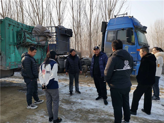 最近，滿幫幫助了一對孤兒，把父母留下的事故車運(yùn)回老家