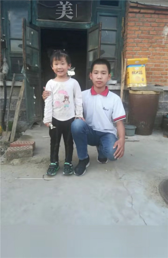 最近，滿幫幫助了一對孤兒，把父母留下的事故車運(yùn)回老家