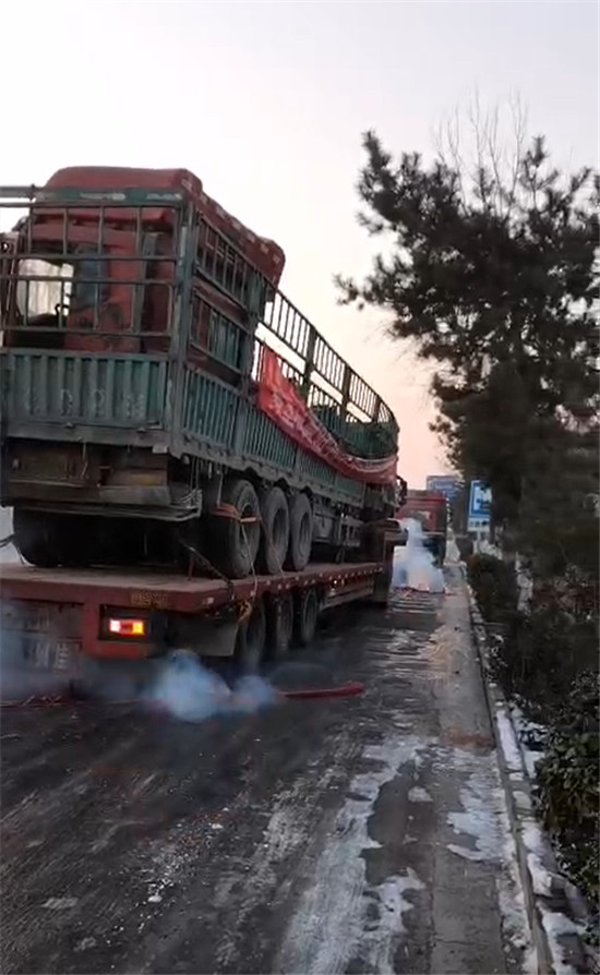 最近，滿幫幫助了一對孤兒，把父母留下的事故車運(yùn)回老家