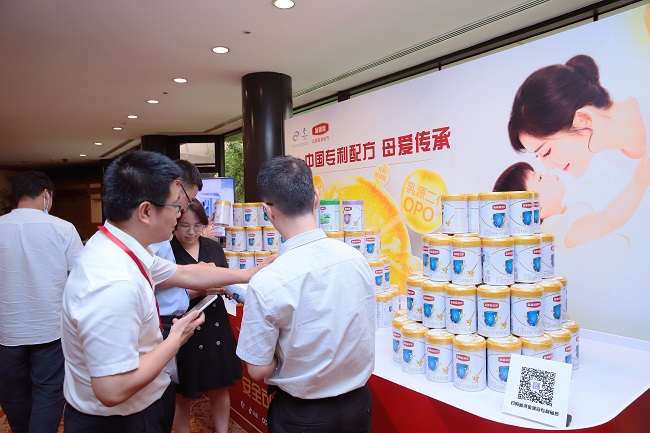 “智慧乳業(yè)“新征程，伊利金領(lǐng)冠閃耀亮相“追溯體系建設(shè)成果”大會(huì)