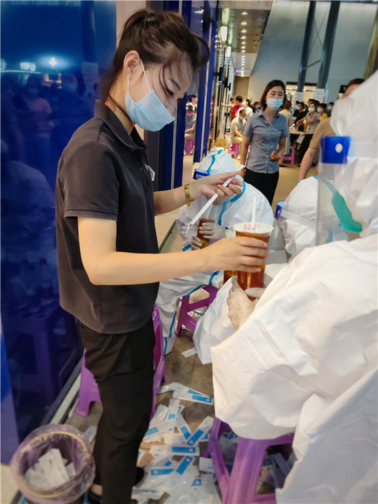 江寧高新區(qū)核酸檢測： 商家、企業(yè)齊助力 共筑疫情防控線。