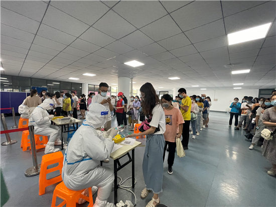 江寧高新區(qū)核酸檢測： 商家、企業(yè)齊助力 共筑疫情防控線。