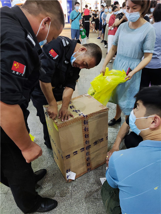 江寧高新區(qū)核酸檢測： 商家、企業(yè)齊助力 共筑疫情防控線。
