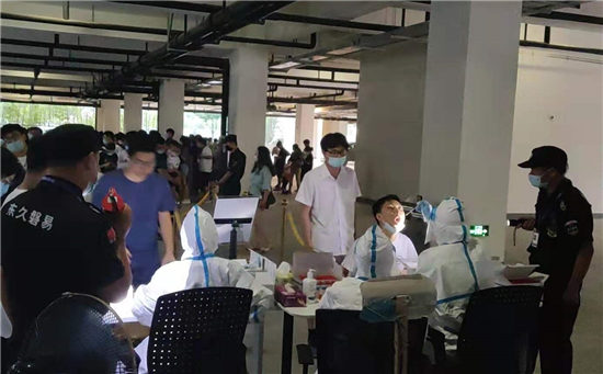 江寧高新區(qū)核酸檢測： 商家、企業(yè)齊助力 共筑疫情防控線。