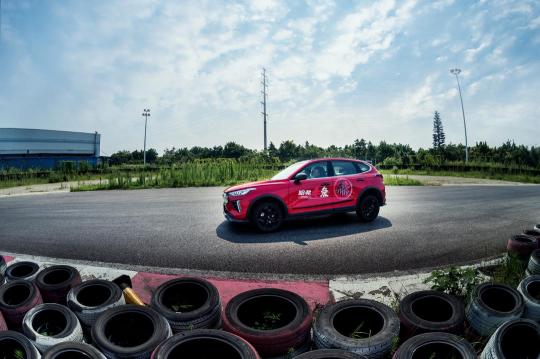 賽道搞事情？ “新次元激擎座駕”哈弗赤兔它來了！