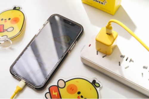 20W充電頭也能如此可愛(ài)：綠聯(lián)發(fā)布全新小鴨梨充電器
