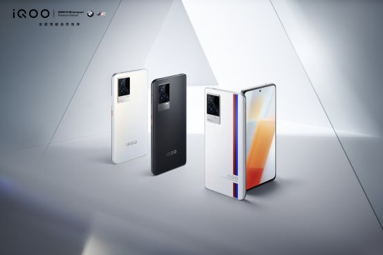 新一代KPL官方用機(jī)iQOO 8亮相2021世冠總決賽，iQOO攜手周深強(qiáng)悍助陣