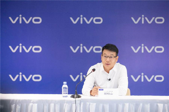 vivo釋放玻璃鏡片預(yù)熱海報(bào) X70系列帶來光學(xué)器件新突破