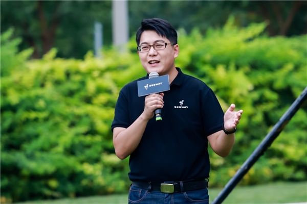 重新定義行業(yè)，九號公司旗下品牌賽格威發(fā)布全球首款超靜音無邊界智能割草機器人