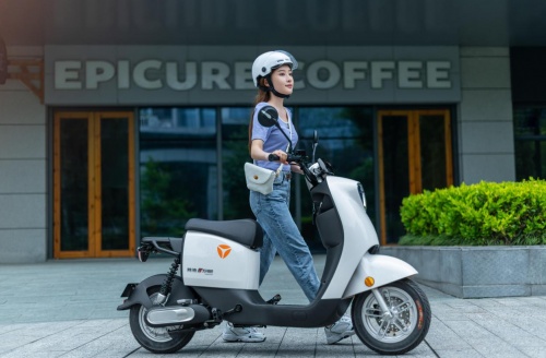 又是一年開學(xué)季，雅迪冠能2.0電動車引領(lǐng)校園出行新風尚