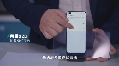 為什么晚上玩手機越玩越亢奮？中國科學(xué)年度人物陳征博士用實驗給你答案