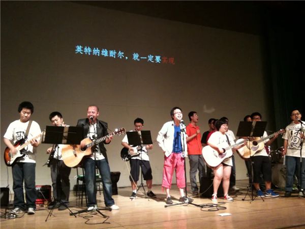 北大畢業(yè)生專(zhuān)職做搖滾科普，獲贊250萬(wàn)，抖音網(wǎng)友：這很朋克