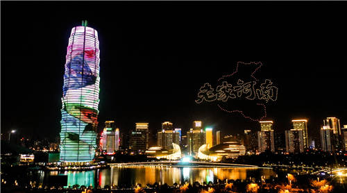 帥爆了！500架無人機(jī)表演在大玉米點(diǎn)亮鄭州，助力HUAWEI nova9系列發(fā)布