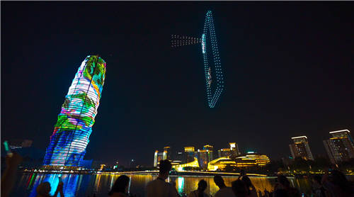 帥爆了！500架無人機(jī)表演在大玉米點(diǎn)亮鄭州，助力HUAWEI nova9系列發(fā)布
