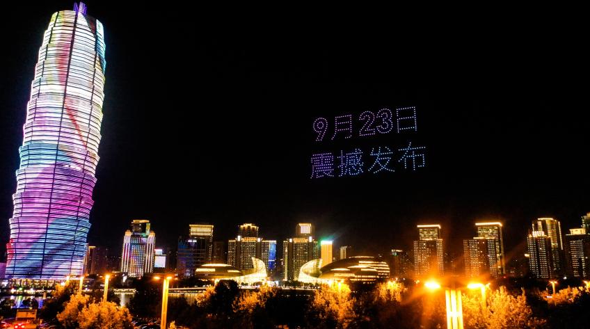 帥爆了！500架無人機(jī)表演在大玉米點(diǎn)亮鄭州，助力HUAWEI nova9系列發(fā)布