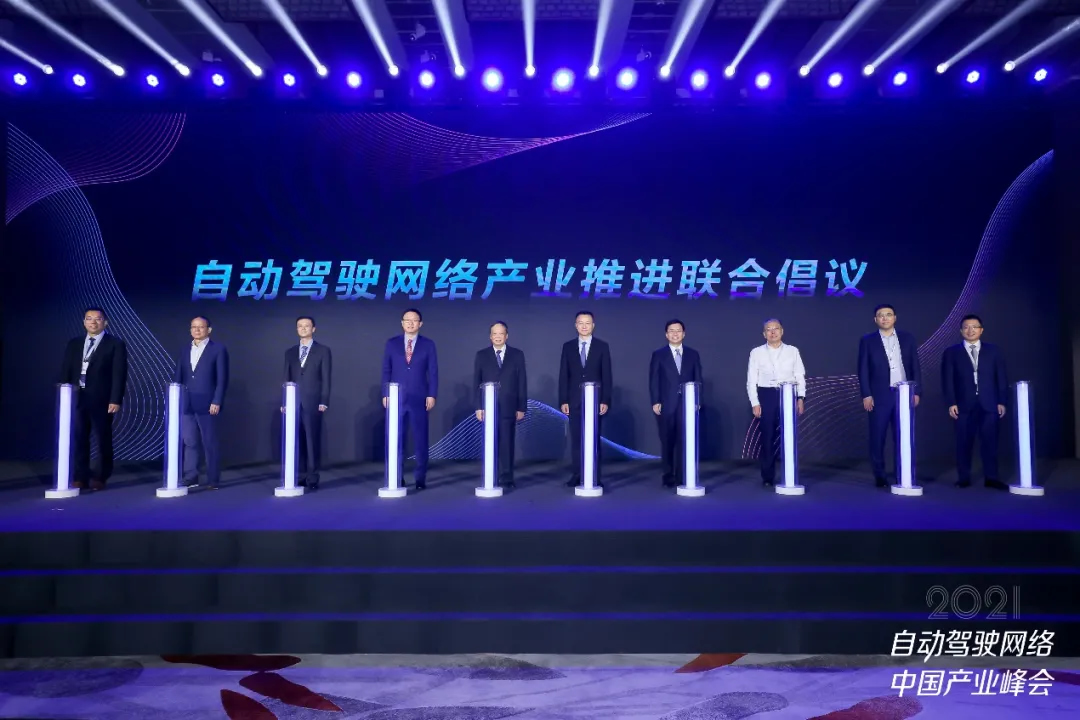 聞庫：自動駕駛網(wǎng)絡(luò)標(biāo)準(zhǔn)牽引產(chǎn)業(yè)升級，中國方案正當(dāng)其時.jpg