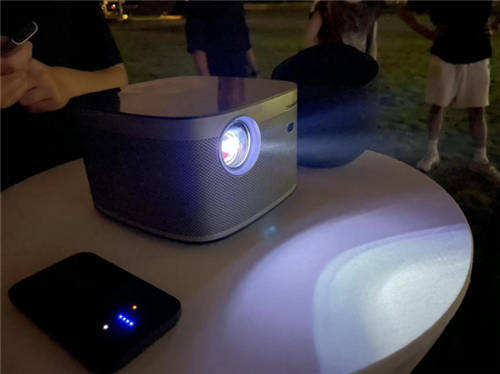 領(lǐng)勢5G WiFi 6隨身路由器攜手小鵬P5亮相海鷗島， 讓露營更輕松！