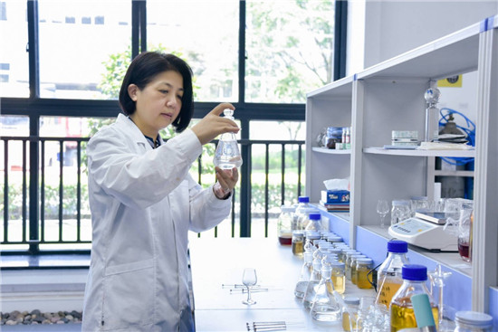 江津燒酒傳承人邵家艷，為江小白品質(zhì)把控再添助力