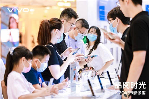 現(xiàn)場體驗(yàn)蔡司人像大片 vivo X70系列首銷路演引發(fā)搶購熱潮