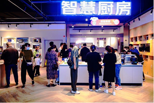 9月30日首家京東MALL正式開(kāi)業(yè) 智能機(jī)器人深受萌娃喜愛(ài)
