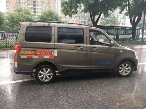 貨拉拉司機冒雨送貨，服務精神值得點贊