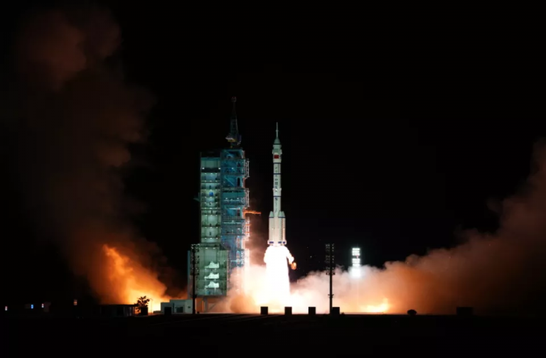 全網(wǎng)沸騰：神舟13號(hào)發(fā)射圓滿成功，小刀電動(dòng)車千里騎行現(xiàn)場(chǎng)見(jiàn)證
