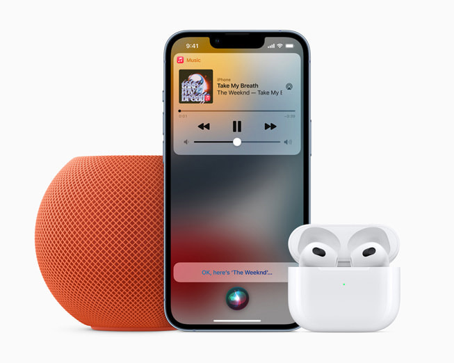 Siri 在連接到 AirPods 和 HomePod mini 的 iPhone 上播放 Apple Music 中的歌曲。