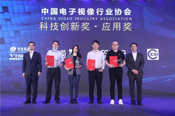 TCL 98X9C巨幕智屏拿下「科技創(chuàng)新獎(jiǎng)」，網(wǎng)友：實(shí)至名歸