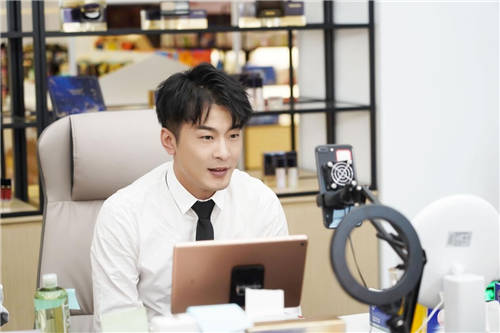 從頭部主播到企業(yè)家，辛巴辛有志做對了什么？