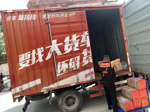 為愛接力 貨拉拉集結(jié)愛心司機(jī)助力公益捐書活動