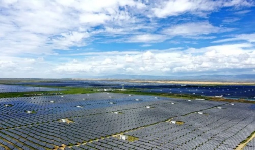 億利集團王文彪深耕光伏治沙，助推國家大型風電光伏基地開工建設