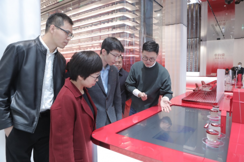 新華社民族品牌工程探訪小仙燉旗艦店，認可其對線下模式創(chuàng)新