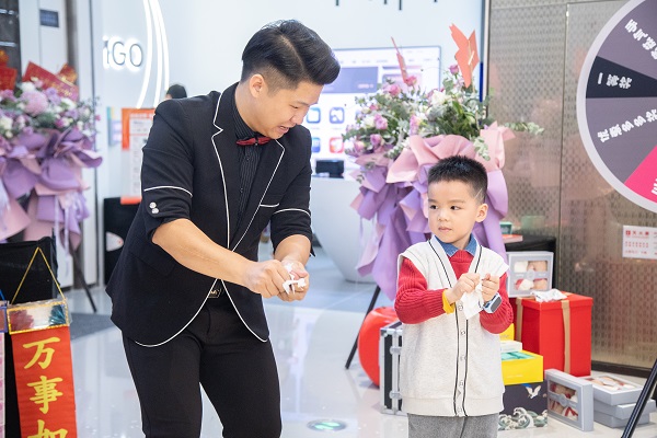堅(jiān)果投影深圳雙店盛大開業(yè)，讓美好生活不止于想象