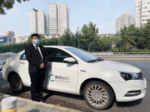 遇路人突發(fā)疾病，曹操出行司機智闖紅燈緊急送醫(yī)