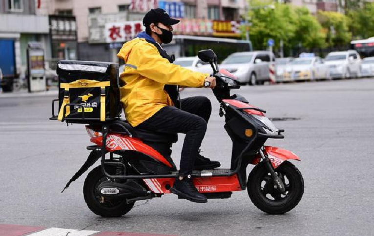 雅迪電動車推出新品，不需充電只換電，續(xù)航130，3499起，很適合跑外賣