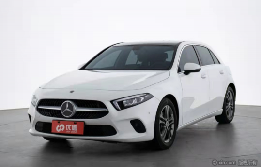 優(yōu)信二手車西安賣場提貨奔馳，豪車夢終于落地實現(xiàn)