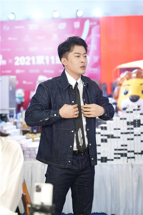 細(xì)心呵護女兒成長，辛選聯(lián)合創(chuàng)始人辛巴竟是“女兒奴”