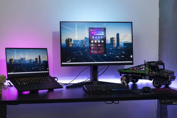 飛利浦 Hue 電競(jìng)桌面：聲光同步！氛圍感拉滿！