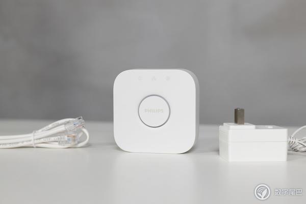 飛利浦 Hue 電競(jìng)桌面：聲光同步！氛圍感拉滿！