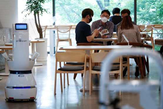 攜帶滾燙食物穿梭餐廳，送餐機(jī)器人解決韓餐廳頭疼難題