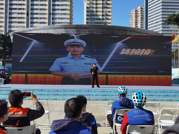 深圳舉辦“全國(guó)交通安全日”主題活動(dòng)，貨拉拉司機(jī)代表上臺(tái)演唱原創(chuàng)歌曲