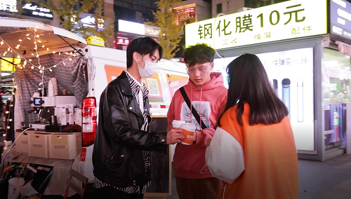 貨拉拉竟然可以這么潮！流動咖啡車引發(fā)路人打卡拍照