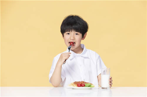 科學(xué)育兒就選牛初乳加鈣咀嚼片，助力孩子健康成長(zhǎng)