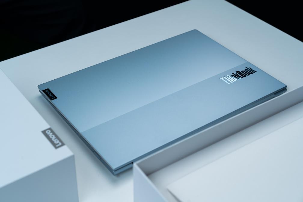 ThinkBook 13x冰雪藍全新亮相，與眾多冰雪達人踏板逐夢、破冰前行