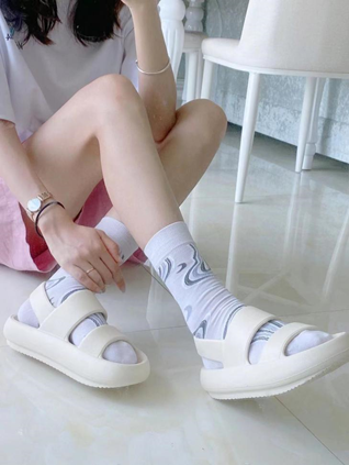 8分以上的街拍穿搭，一定離不開這雙優(yōu)調(diào)917涼拖！