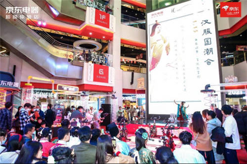 京東超體重慶店年貨大街熱鬧開市！邀請山城青年解鎖濃濃新年味